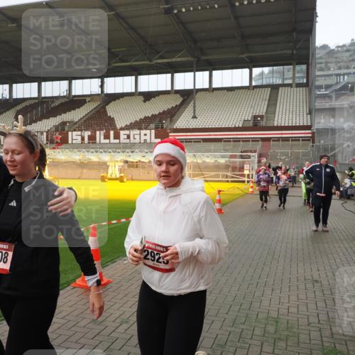 07.12.2025 - St. Pauli X-Mass-Run No. 15 Fabian Wolf http://msf.ph/oto/9393464 07.12.2025 10:18:41 Ziel 243, 264, 269, 721, 1034, 1607, 1671, 2631, 2925, 3520, 3862, 4521, 4522, 4524, 4540, 4547 meine-sportfotos.de