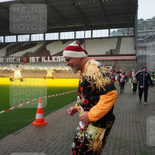 07.12.2025 - St. Pauli X-Mass-Run No. 15 Fabian Wolf http://msf.ph/oto/9393467 07.12.2025 10:18:42 Ziel 243, 264, 269, 721, 1034, 1607, 1671, 2631, 2925, 3520, 3862, 4521, 4522, 4524, 4540, 4547 meine-sportfotos.de