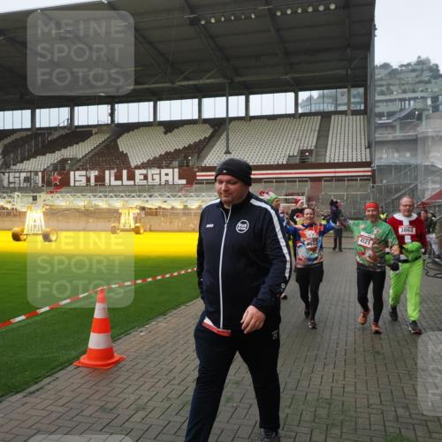 07.12.2025 - St. Pauli X-Mass-Run No. 15 Fabian Wolf http://msf.ph/oto/9393484 07.12.2025 10:18:47 Ziel 243, 721, 1034, 1607, 1671, 2152, 2631, 2925, 3862, 4521, 4522, 4524, 4547 meine-sportfotos.de