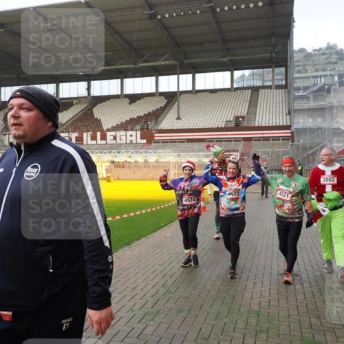 07.12.2025 - St. Pauli X-Mass-Run No. 15 Fabian Wolf http://msf.ph/oto/9393488 07.12.2025 10:18:47 Ziel 243, 721, 1034, 1607, 1671, 2152, 2631, 2925, 3862, 4521, 4522, 4524, 4547 meine-sportfotos.de