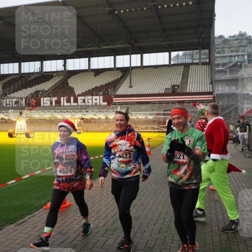 07.12.2025 - St. Pauli X-Mass-Run No. 15 Fabian Wolf http://msf.ph/oto/9393496 07.12.2025 10:18:49 Ziel 721, 1034, 1607, 1671, 2152, 2631, 2925, 3862, 4521, 4522, 4524, 4547 meine-sportfotos.de