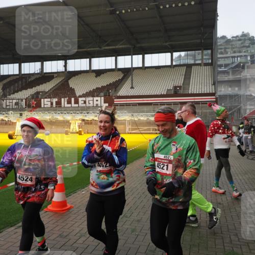 07.12.2025 - St. Pauli X-Mass-Run No. 15 Fabian Wolf http://msf.ph/oto/9393498 07.12.2025 10:18:49 Ziel 721, 1034, 1607, 1671, 2152, 2631, 2925, 3862, 4521, 4522, 4524, 4547 meine-sportfotos.de