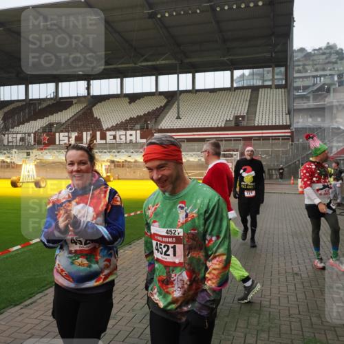 07.12.2025 - St. Pauli X-Mass-Run No. 15 Fabian Wolf http://msf.ph/oto/9393500 07.12.2025 10:18:50 Ziel 721, 1034, 1671, 2152, 2631, 2925, 3862, 4521, 4522, 4524, 4547 meine-sportfotos.de