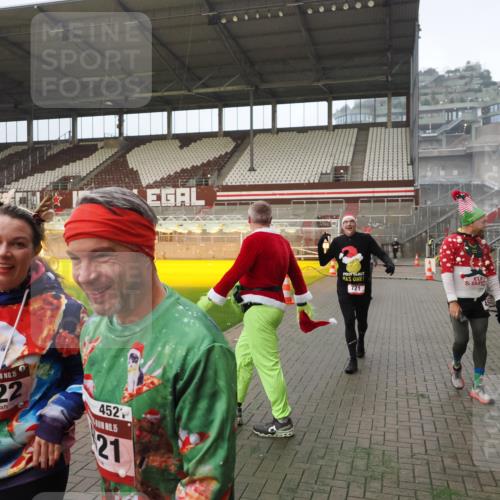 07.12.2025 - St. Pauli X-Mass-Run No. 15 Fabian Wolf http://msf.ph/oto/9393501 07.12.2025 10:18:50 Ziel 721, 1034, 1671, 2152, 2631, 2925, 3862, 4521, 4522, 4524, 4547 meine-sportfotos.de