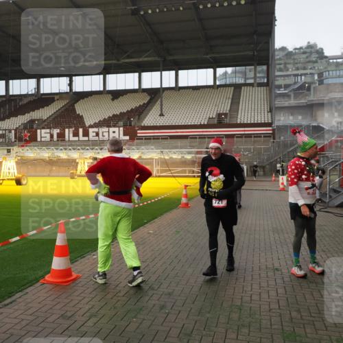 07.12.2025 - St. Pauli X-Mass-Run No. 15 Fabian Wolf http://msf.ph/oto/9393505 07.12.2025 10:18:51 Ziel 721, 1034, 2152, 2631, 2925, 3862, 4521, 4522, 4524, 4547 meine-sportfotos.de