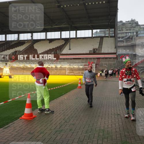 07.12.2025 - St. Pauli X-Mass-Run No. 15 Fabian Wolf http://msf.ph/oto/9393516 07.12.2025 10:18:55 Ziel 721, 1034, 2152, 3862, 4331, 4521, 4522, 4524, 4547 meine-sportfotos.de