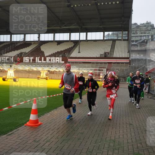 07.12.2025 - St. Pauli X-Mass-Run No. 15 Fabian Wolf http://msf.ph/oto/9393530 07.12.2025 10:19:05 Ziel 3455, 3724, 3975, 3976, 4330, 4331, 4436, 4437, 4438, 4473, 4475, 4498 meine-sportfotos.de
