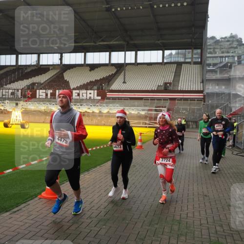 07.12.2025 - St. Pauli X-Mass-Run No. 15 Fabian Wolf http://msf.ph/oto/9393532 07.12.2025 10:19:05 Ziel 3455, 3724, 3975, 3976, 4330, 4331, 4436, 4437, 4438, 4473, 4475, 4498 meine-sportfotos.de