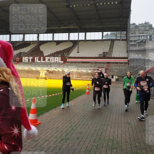 07.12.2025 - St. Pauli X-Mass-Run No. 15 Fabian Wolf http://msf.ph/oto/9393537 07.12.2025 10:19:06 Ziel 3455, 3724, 3975, 3976, 4330, 4331, 4436, 4437, 4438, 4473, 4475, 4498 meine-sportfotos.de