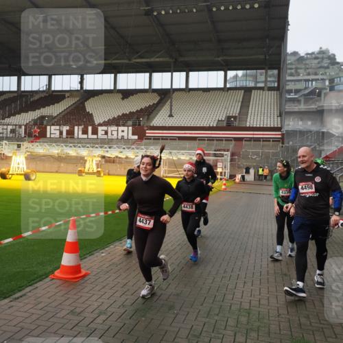 07.12.2025 - St. Pauli X-Mass-Run No. 15 Fabian Wolf http://msf.ph/oto/9393540 07.12.2025 10:19:07 Ziel 3455, 3724, 3975, 3976, 4330, 4331, 4436, 4437, 4438, 4473, 4475, 4498 meine-sportfotos.de