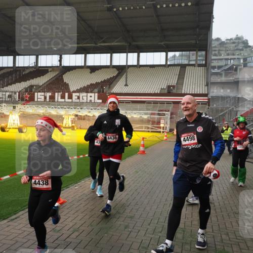 07.12.2025 - St. Pauli X-Mass-Run No. 15 Fabian Wolf http://msf.ph/oto/9393545 07.12.2025 10:19:08 Ziel 3455, 3724, 3975, 3976, 4330, 4331, 4436, 4437, 4438, 4473, 4475, 4498 meine-sportfotos.de