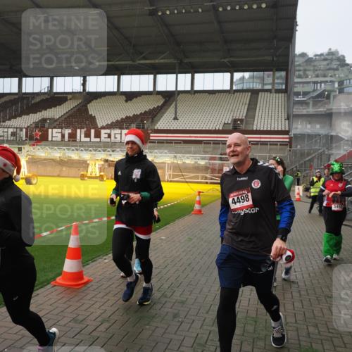 07.12.2025 - St. Pauli X-Mass-Run No. 15 Fabian Wolf http://msf.ph/oto/9393546 07.12.2025 10:19:09 Ziel 3455, 3724, 3975, 3976, 4330, 4331, 4436, 4437, 4438, 4473, 4475, 4498 meine-sportfotos.de