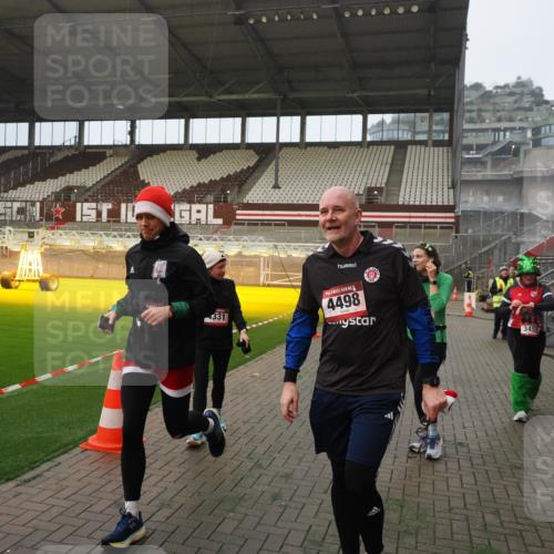 07.12.2025 - St. Pauli X-Mass-Run No. 15 Fabian Wolf http://msf.ph/oto/9393547 07.12.2025 10:19:09 Ziel 3455, 3724, 3975, 3976, 4330, 4331, 4436, 4437, 4438, 4473, 4475, 4498 meine-sportfotos.de