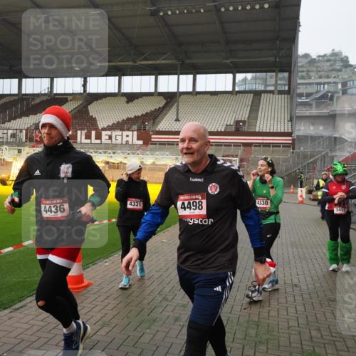 07.12.2025 - St. Pauli X-Mass-Run No. 15 Fabian Wolf http://msf.ph/oto/9393548 07.12.2025 10:19:09 Ziel 3455, 3724, 3975, 3976, 4330, 4331, 4436, 4437, 4438, 4473, 4475, 4498 meine-sportfotos.de