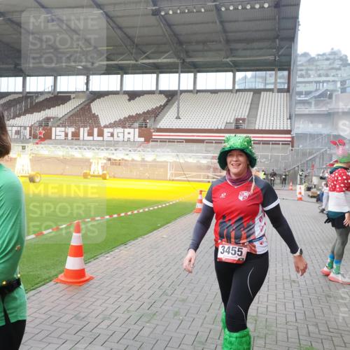 07.12.2025 - St. Pauli X-Mass-Run No. 15 Fabian Wolf http://msf.ph/oto/9393558 07.12.2025 10:19:12 Ziel 3455, 3724, 3975, 3976, 4330, 4331, 4436, 4437, 4438, 4466, 4473, 4475, 4498 meine-sportfotos.de