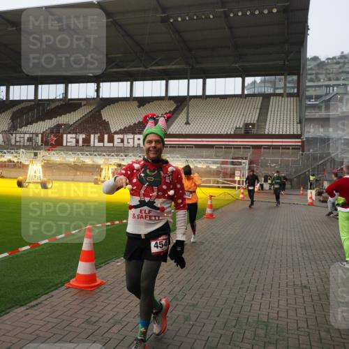 07.12.2025 - St. Pauli X-Mass-Run No. 15 Fabian Wolf http://msf.ph/oto/9393563 07.12.2025 10:19:18 Ziel 3455, 3695, 3724, 4115, 4330, 4436, 4437, 4438, 4466, 4473, 4475 meine-sportfotos.de