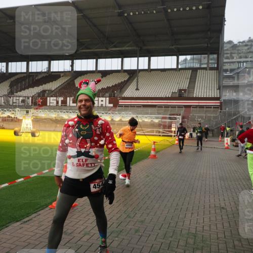07.12.2025 - St. Pauli X-Mass-Run No. 15 Fabian Wolf http://msf.ph/oto/9393565 07.12.2025 10:19:19 Ziel 3695, 3724, 4115, 4436, 4437, 4438, 4466, 4473, 4475 meine-sportfotos.de
