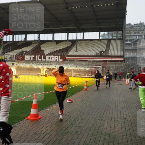 07.12.2025 - St. Pauli X-Mass-Run No. 15 Fabian Wolf http://msf.ph/oto/9393567 07.12.2025 10:19:19 Ziel 3695, 3724, 4115, 4436, 4437, 4438, 4466, 4473, 4475 meine-sportfotos.de