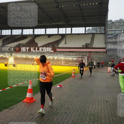 07.12.2025 - St. Pauli X-Mass-Run No. 15 Fabian Wolf http://msf.ph/oto/9393569 07.12.2025 10:19:20 Ziel 3011, 3013, 3695, 4115, 4436, 4437, 4438, 4466, 4473 meine-sportfotos.de