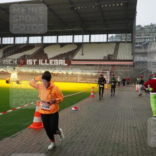 07.12.2025 - St. Pauli X-Mass-Run No. 15 Fabian Wolf http://msf.ph/oto/9393570 07.12.2025 10:19:20 Ziel 3011, 3013, 3695, 4115, 4436, 4437, 4438, 4466, 4473 meine-sportfotos.de