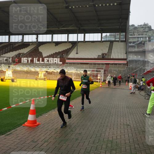 07.12.2025 - St. Pauli X-Mass-Run No. 15 Fabian Wolf http://msf.ph/oto/9393573 07.12.2025 10:19:22 Ziel 3011, 3013, 3695, 4115, 4466 meine-sportfotos.de