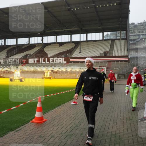 07.12.2025 - St. Pauli X-Mass-Run No. 15 Fabian Wolf http://msf.ph/oto/9393623 07.12.2025 10:19:45 Ziel 658, 661, 2750, 4074 meine-sportfotos.de