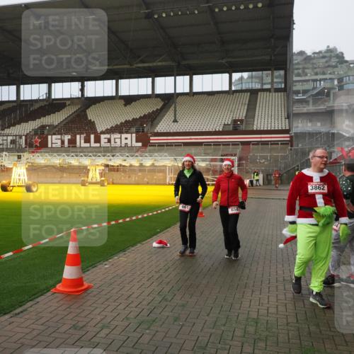 07.12.2025 - St. Pauli X-Mass-Run No. 15 Fabian Wolf http://msf.ph/oto/9393626 07.12.2025 10:19:48 Ziel 658, 661, 4074 meine-sportfotos.de