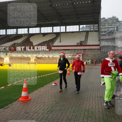 07.12.2025 - St. Pauli X-Mass-Run No. 15 Fabian Wolf http://msf.ph/oto/9393627 07.12.2025 10:19:48 Ziel 658, 661, 4074 meine-sportfotos.de