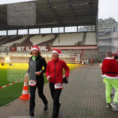 07.12.2025 - St. Pauli X-Mass-Run No. 15 Fabian Wolf http://msf.ph/oto/9393632 07.12.2025 10:19:49 Ziel 658, 661, 4074 meine-sportfotos.de