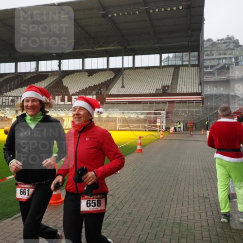 07.12.2025 - St. Pauli X-Mass-Run No. 15 Fabian Wolf http://msf.ph/oto/9393634 07.12.2025 10:19:50 Ziel 658, 661, 3893, 4074 meine-sportfotos.de