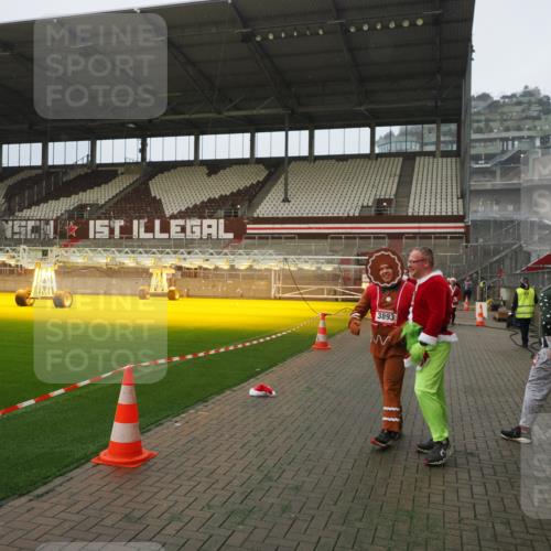 07.12.2025 - St. Pauli X-Mass-Run No. 15 Fabian Wolf http://msf.ph/oto/9393648 07.12.2025 10:19:59 Ziel 1364, 1903, 2238, 2751, 3846, 3871, 3893 meine-sportfotos.de
