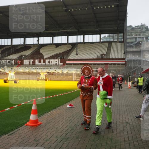 07.12.2025 - St. Pauli X-Mass-Run No. 15 Fabian Wolf http://msf.ph/oto/9393653 07.12.2025 10:20:01 Ziel 1364, 1903, 2238, 2751, 3846, 3871, 3893 meine-sportfotos.de