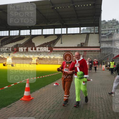 07.12.2025 - St. Pauli X-Mass-Run No. 15 Fabian Wolf http://msf.ph/oto/9393654 07.12.2025 10:20:01 Ziel 1364, 1903, 2238, 2751, 3846, 3871, 3893 meine-sportfotos.de