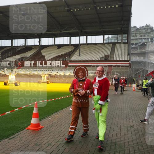 07.12.2025 - St. Pauli X-Mass-Run No. 15 Fabian Wolf http://msf.ph/oto/9393656 07.12.2025 10:20:01 Ziel 1364, 1903, 2238, 2751, 3846, 3871, 3893 meine-sportfotos.de