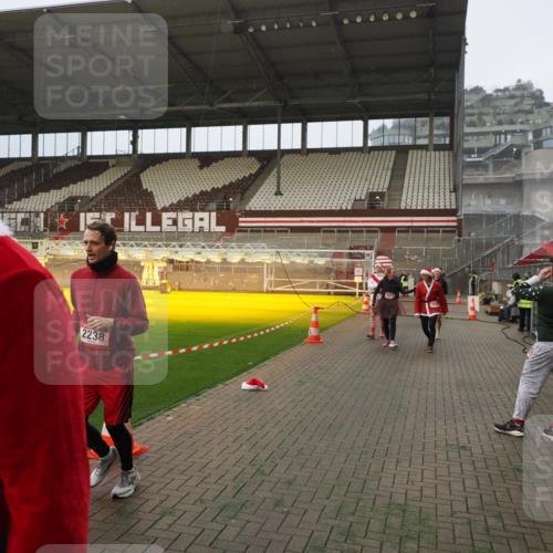 07.12.2025 - St. Pauli X-Mass-Run No. 15 Fabian Wolf http://msf.ph/oto/9393662 07.12.2025 10:20:04 Ziel 1364, 1553, 1903, 2238, 2751, 3846, 3871, 3893, 4042, 4071 meine-sportfotos.de