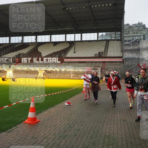 07.12.2025 - St. Pauli X-Mass-Run No. 15 Fabian Wolf http://msf.ph/oto/9393669 07.12.2025 10:20:07 Ziel 459, 1364, 1553, 1903, 2238, 2751, 3846, 3871, 3893, 4042, 4071 meine-sportfotos.de