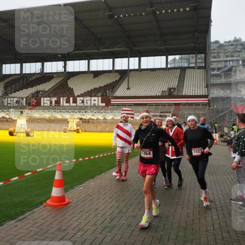 07.12.2025 - St. Pauli X-Mass-Run No. 15 Fabian Wolf http://msf.ph/oto/9393675 07.12.2025 10:20:08 Ziel 459, 1364, 1553, 1903, 2238, 2751, 2855, 3846, 3871, 3893, 4042, 4071, 4503 meine-sportfotos.de