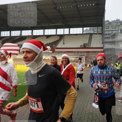 07.12.2025 - St. Pauli X-Mass-Run No. 15 Fabian Wolf http://msf.ph/oto/9393689 07.12.2025 10:20:11 Ziel 459, 1364, 1553, 1903, 2238, 2751, 2855, 3846, 3871, 4042, 4071, 4503 meine-sportfotos.de