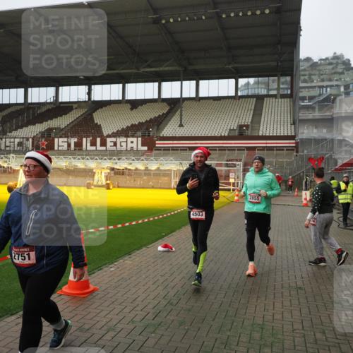 07.12.2025 - St. Pauli X-Mass-Run No. 15 Fabian Wolf http://msf.ph/oto/9393700 07.12.2025 10:20:14 Ziel 459, 1364, 1553, 1903, 2238, 2751, 2855, 3846, 3871, 4042, 4071, 4503 meine-sportfotos.de