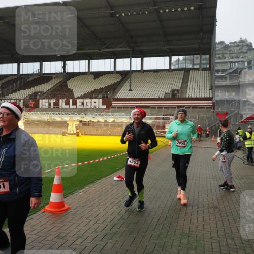 07.12.2025 - St. Pauli X-Mass-Run No. 15 Fabian Wolf http://msf.ph/oto/9393701 07.12.2025 10:20:15 Ziel 459, 1364, 1553, 1903, 2238, 2751, 2855, 3846, 3871, 4042, 4071, 4503, 4523 meine-sportfotos.de