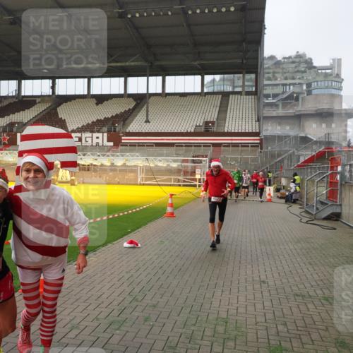 07.12.2025 - St. Pauli X-Mass-Run No. 15 Fabian Wolf http://msf.ph/oto/9393721 07.12.2025 10:20:22 Ziel 447, 452, 459, 461, 478, 1553, 2187, 2855, 3473, 3832, 4042, 4071, 4116, 4503, 4523 meine-sportfotos.de