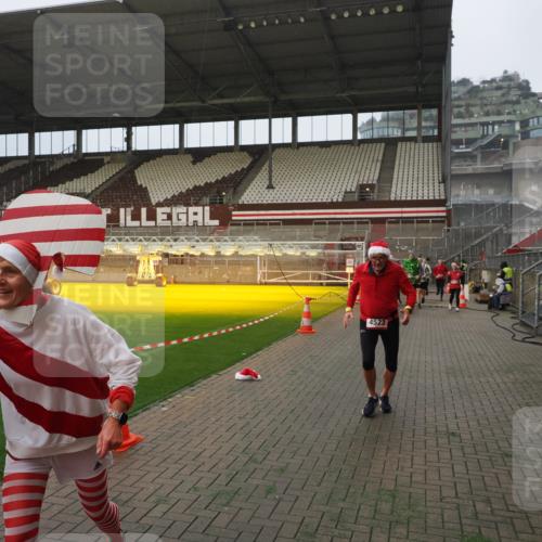 07.12.2025 - St. Pauli X-Mass-Run No. 15 Fabian Wolf http://msf.ph/oto/9393724 07.12.2025 10:20:23 Ziel 447, 452, 459, 461, 478, 2187, 2855, 3473, 3832, 4042, 4071, 4116, 4503, 4523 meine-sportfotos.de