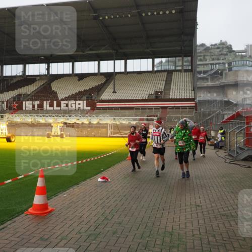 07.12.2025 - St. Pauli X-Mass-Run No. 15 Fabian Wolf http://msf.ph/oto/9393734 07.12.2025 10:20:27 Ziel 447, 452, 461, 478, 2187, 2855, 3473, 3832, 4116, 4490, 4503, 4523 meine-sportfotos.de