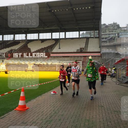 07.12.2025 - St. Pauli X-Mass-Run No. 15 Fabian Wolf http://msf.ph/oto/9393737 07.12.2025 10:20:27 Ziel 447, 452, 461, 478, 2187, 2855, 3473, 3832, 4116, 4490, 4503, 4523 meine-sportfotos.de