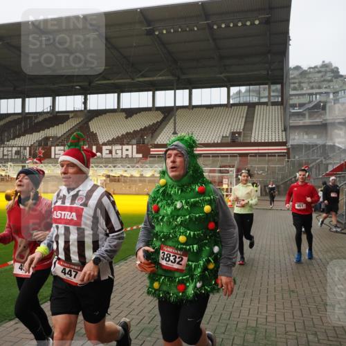 07.12.2025 - St. Pauli X-Mass-Run No. 15 Fabian Wolf http://msf.ph/oto/9393744 07.12.2025 10:20:29 Ziel 447, 452, 461, 478, 2187, 3473, 3832, 4116, 4490, 4523 meine-sportfotos.de