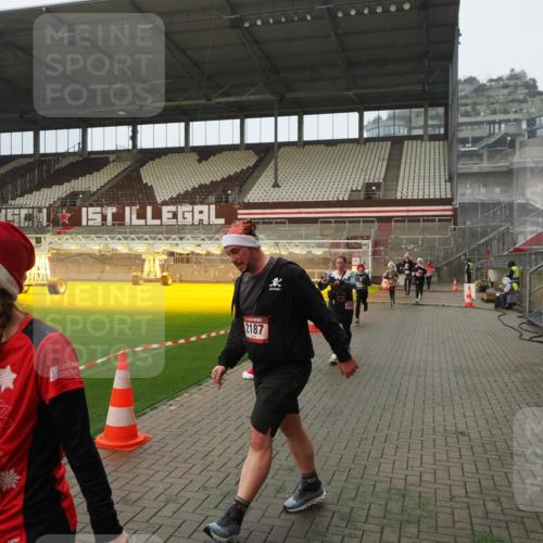07.12.2025 - St. Pauli X-Mass-Run No. 15 Fabian Wolf http://msf.ph/oto/9393761 07.12.2025 10:20:36 Ziel 447, 452, 461, 478, 1016, 1076, 1466, 2187, 3473, 3832, 4116, 4490, 4517 meine-sportfotos.de