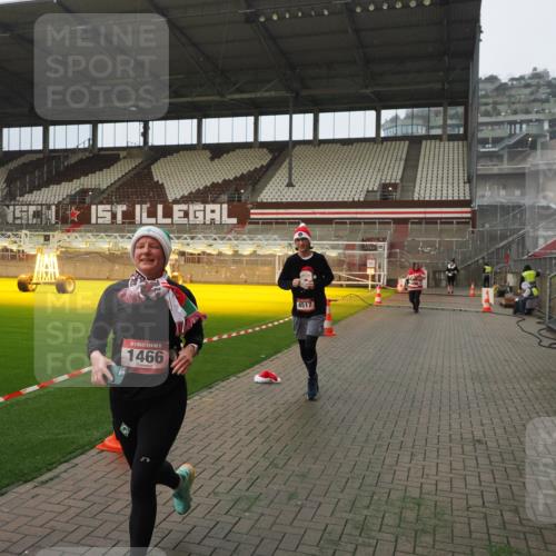 07.12.2025 - St. Pauli X-Mass-Run No. 15 Fabian Wolf http://msf.ph/oto/9393781 07.12.2025 10:20:42 Ziel 392, 461, 478, 1016, 1076, 1466, 2187, 4490, 4517 meine-sportfotos.de
