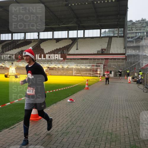 07.12.2025 - St. Pauli X-Mass-Run No. 15 Fabian Wolf http://msf.ph/oto/9393787 07.12.2025 10:20:44 Ziel 392, 1016, 1076, 1466, 4490, 4517 meine-sportfotos.de