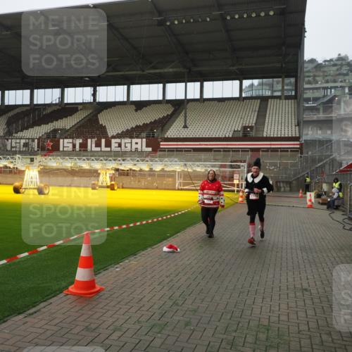 07.12.2025 - St. Pauli X-Mass-Run No. 15 Fabian Wolf http://msf.ph/oto/9393789 07.12.2025 10:20:50 Ziel 392, 1016, 1076, 1466, 2799, 4517 meine-sportfotos.de