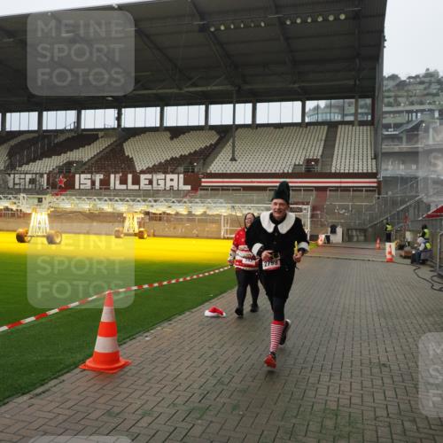 07.12.2025 - St. Pauli X-Mass-Run No. 15 Fabian Wolf http://msf.ph/oto/9393795 07.12.2025 10:20:52 Ziel 392, 1016, 1076, 1466, 2799, 4517 meine-sportfotos.de